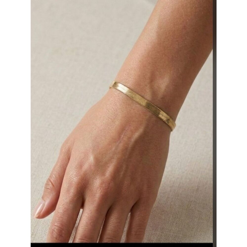 Bracelet Herringbone Gold in color